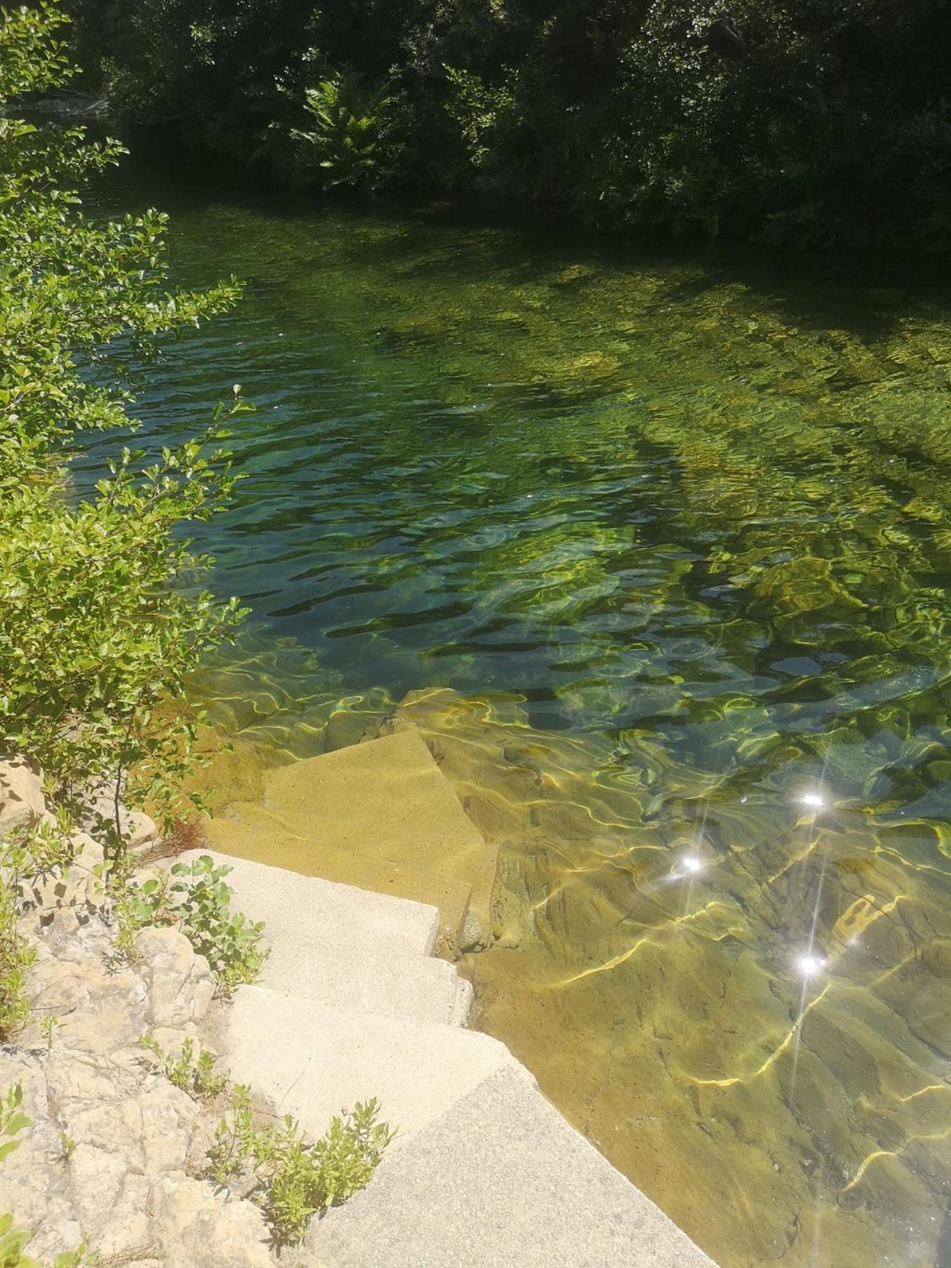 Villa Les Pieds Dans L'Eau Le Pont du Travo Luaran gambar